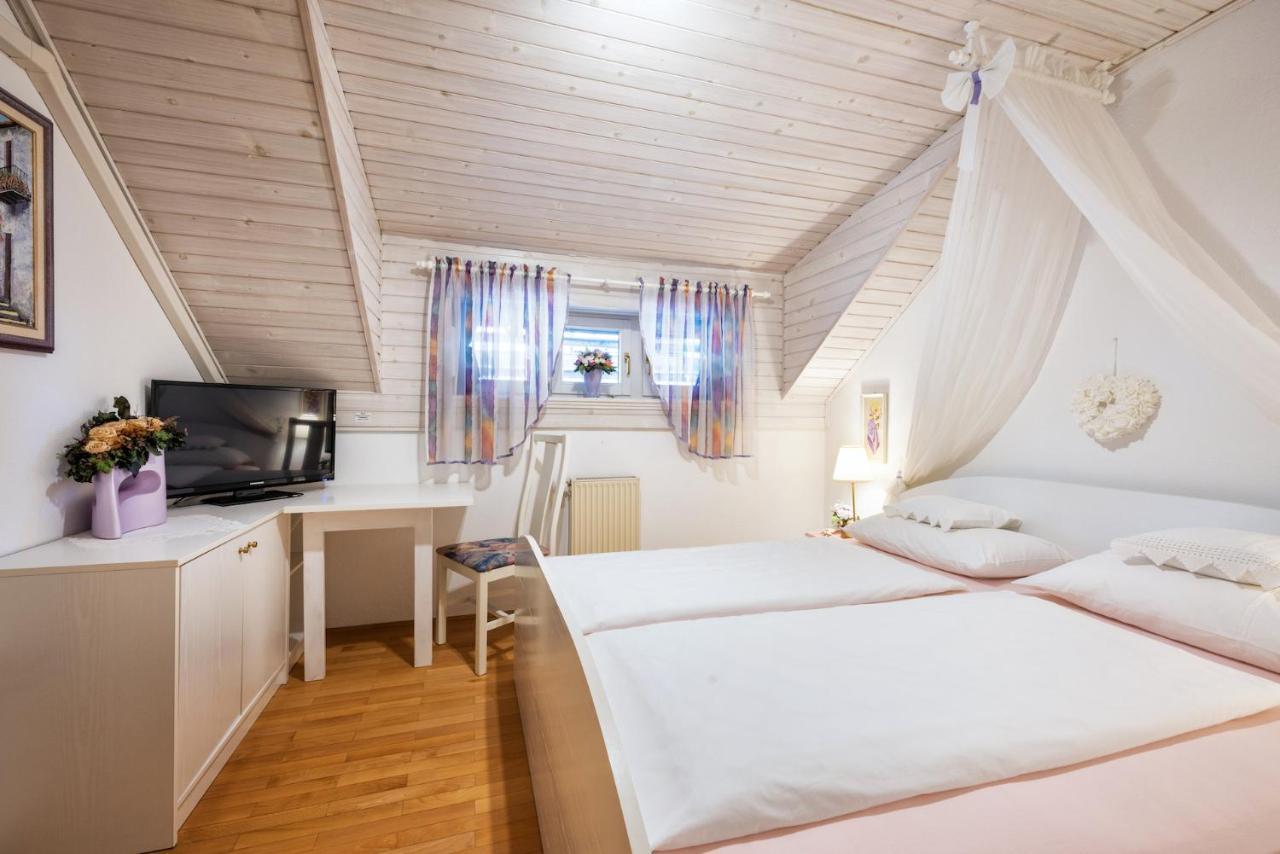 Apartments Ladka Бегунє-на-Горенськем Екстер'єр фото